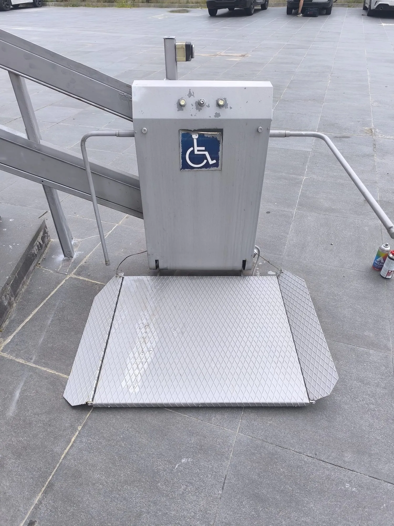 Wheelchair platform lift
