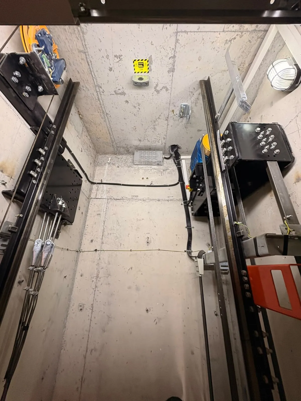 Machine-room-less drive system